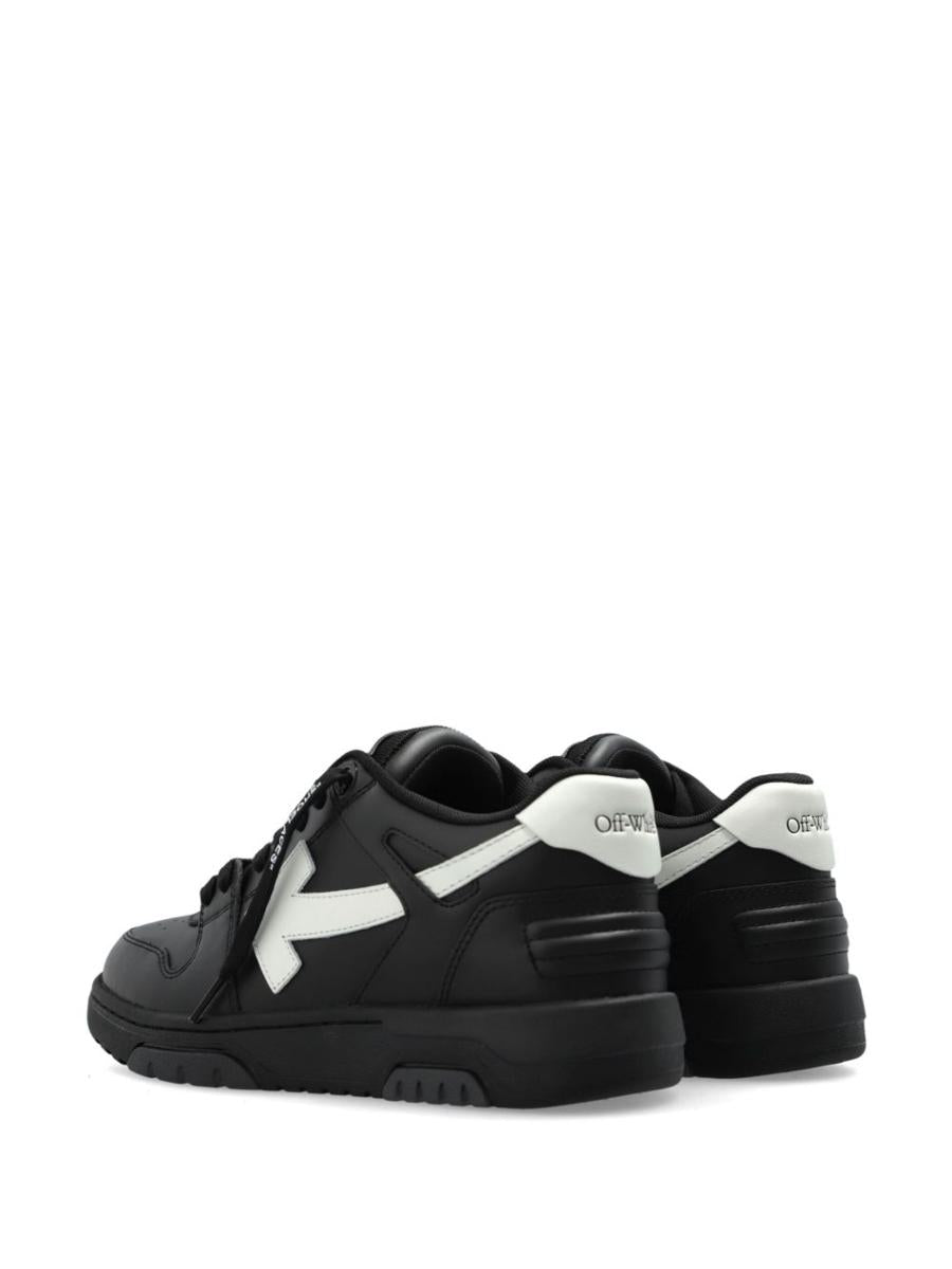 Off-white sneakers för kontoret
