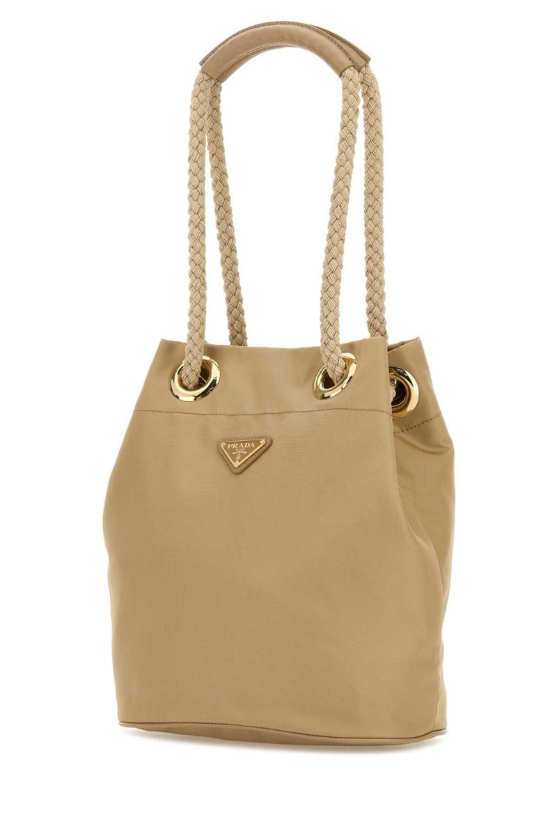 Prada handväskor.