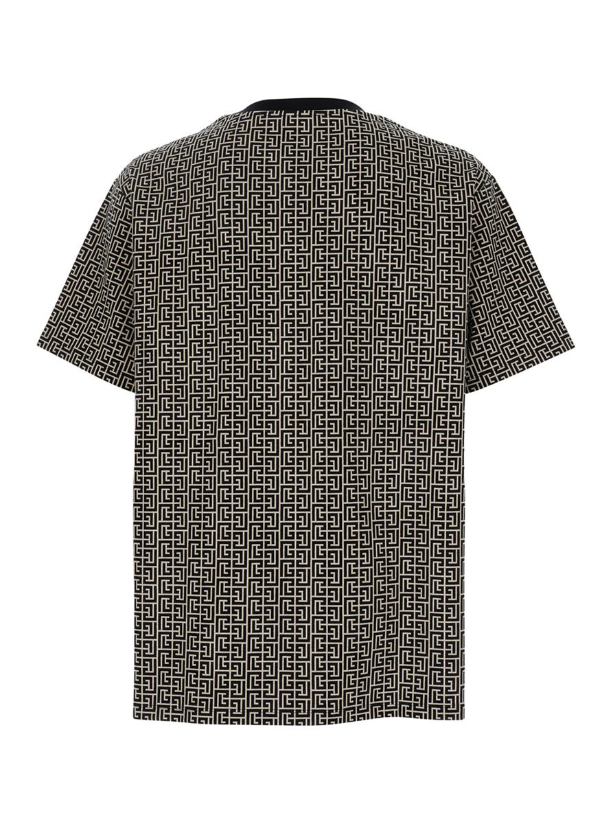 Grå t-shirt med logotyp på bröstet och labyrintmotiv i bomullsmönster