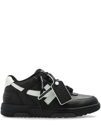 Off-white sneakers för kontoret