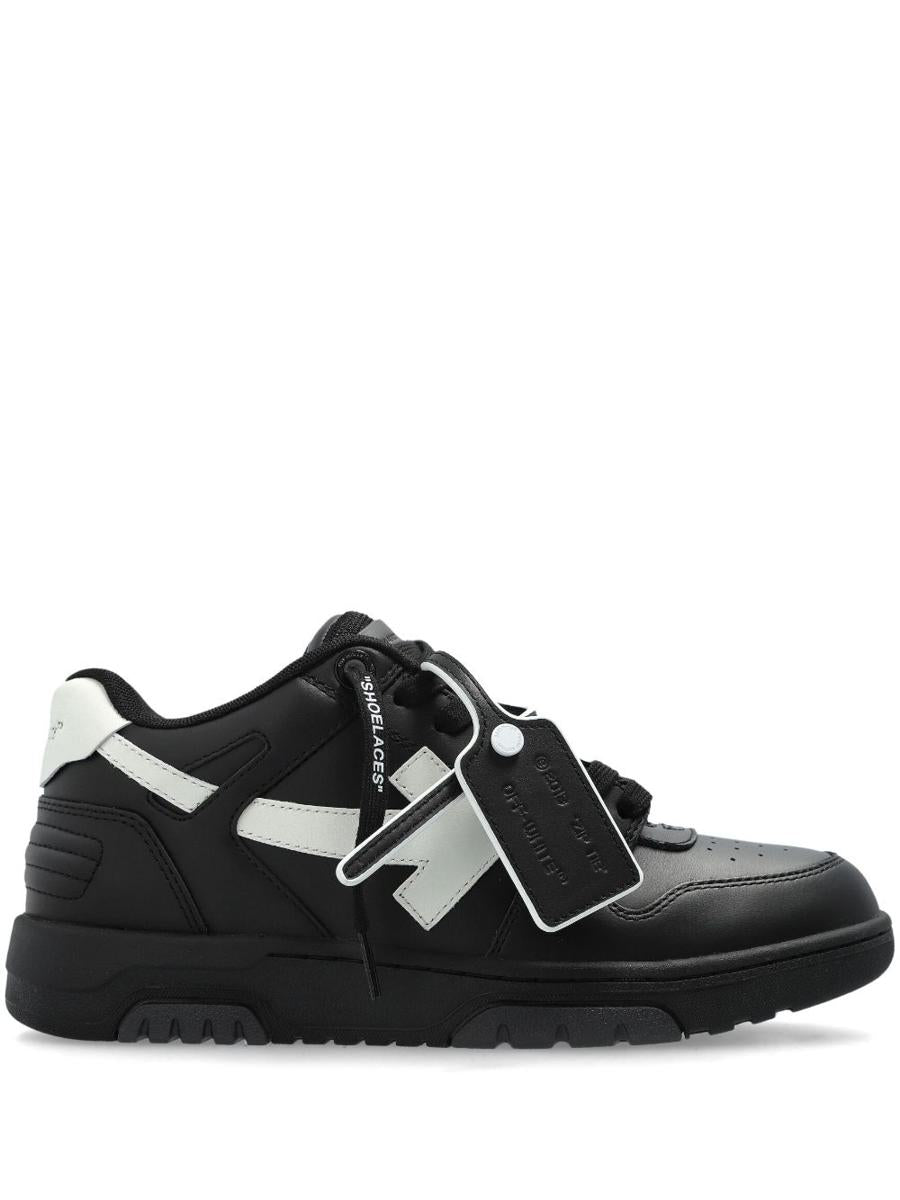 Off-white sneakers för kontoret