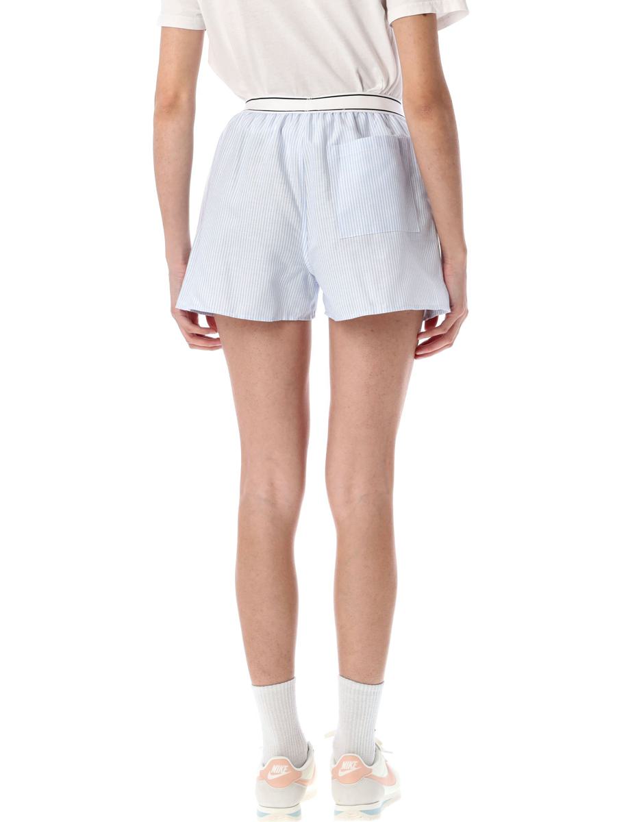 Sportiga och räckviddiga randiga Oxford-boxers med seriflogotyp