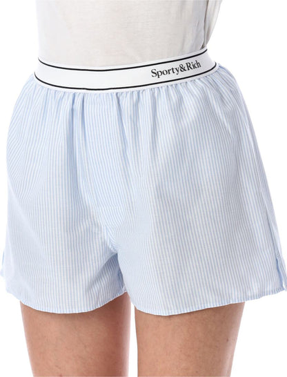 Sportiga och räckviddiga randiga Oxford-boxers med seriflogotyp