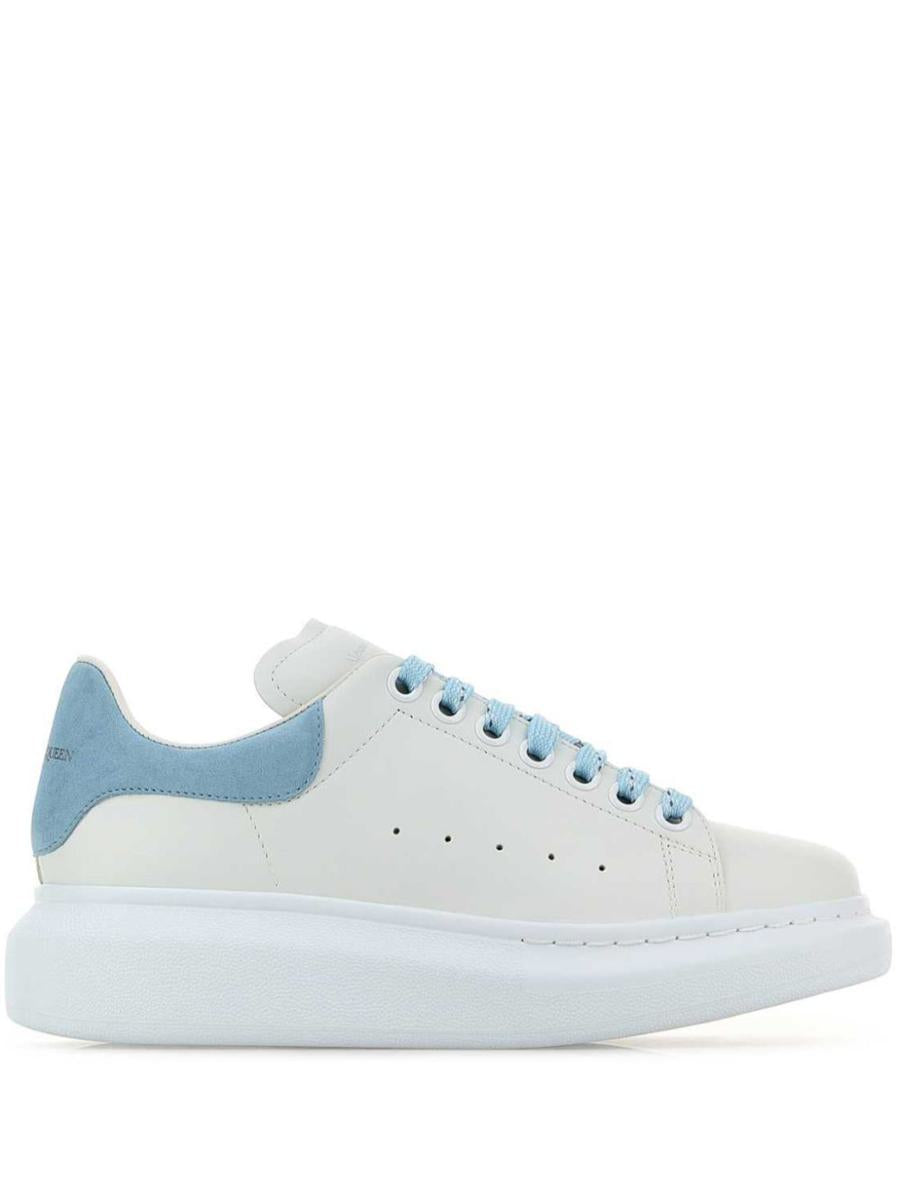 Alexander McQueen Oversize Sneakers i vitt och ljusblått kalvskinn