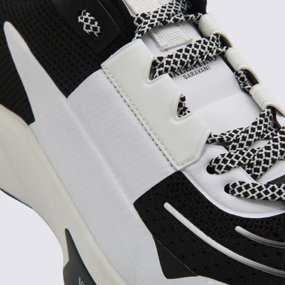 Valentino Garavani True Act Sneakers i vitt och svart läder