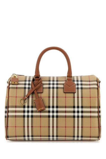 Burberry handväskor.