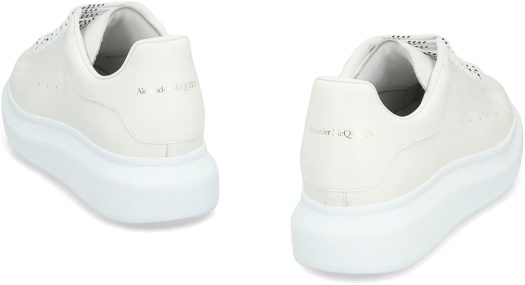 Alexander McQueen Lädersneakers i grovt läder
