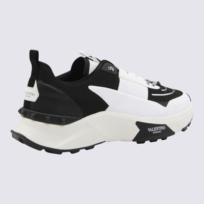 Valentino Garavani True Act Sneakers i vitt och svart läder