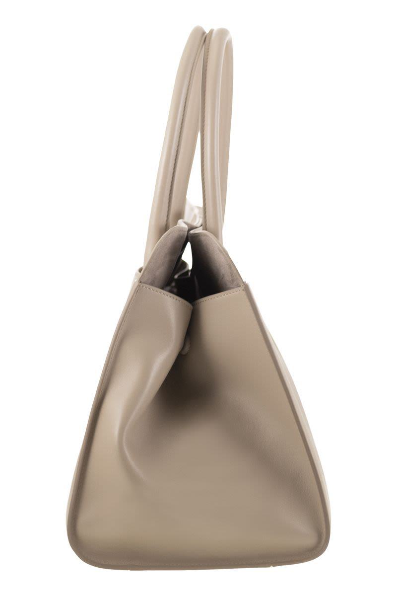 Fabiana Filippi Stor Handväska Med Metallaccessoar
