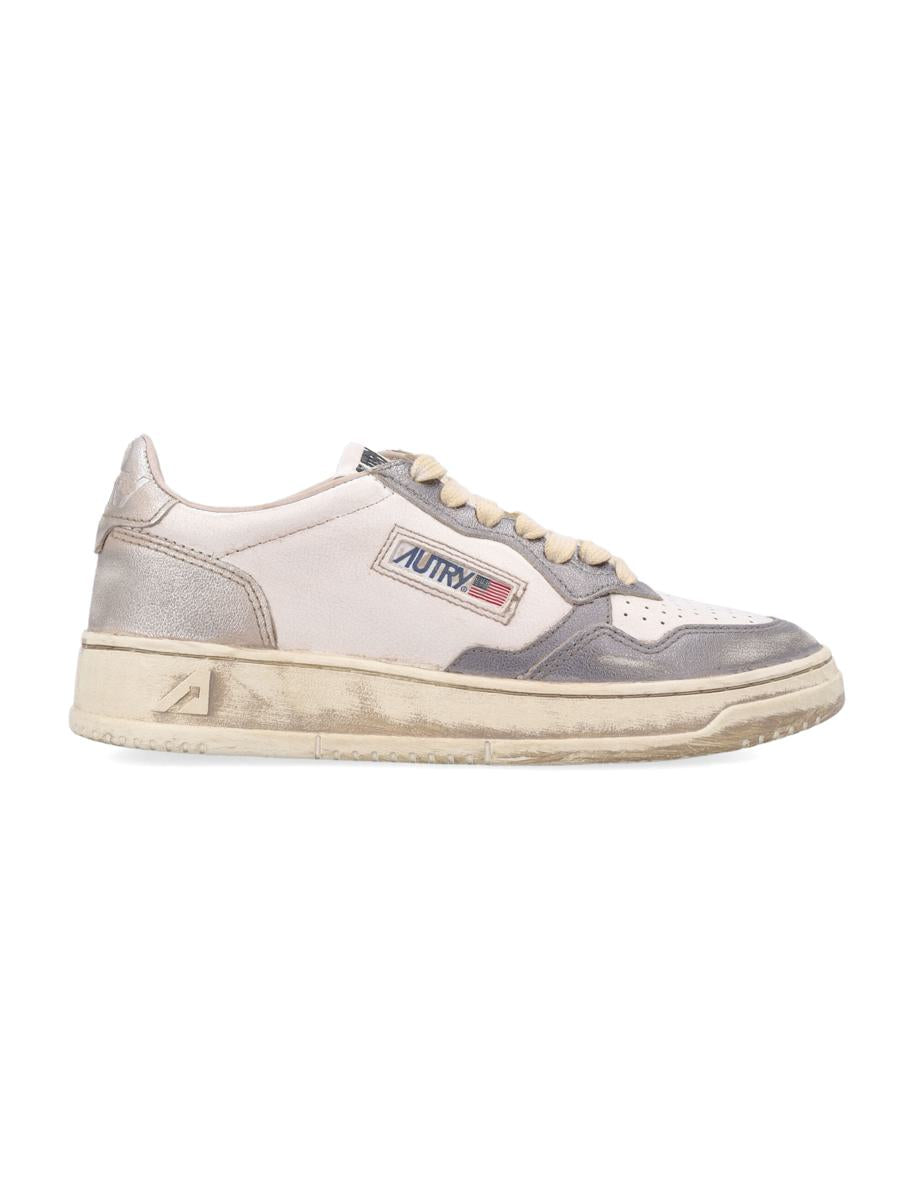 Autry Medalist Low Super Vintage Damsneakers i vitt, gammalt silver och platina
