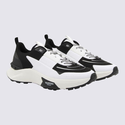 Valentino Garavani True Act Sneakers i vitt och svart läder