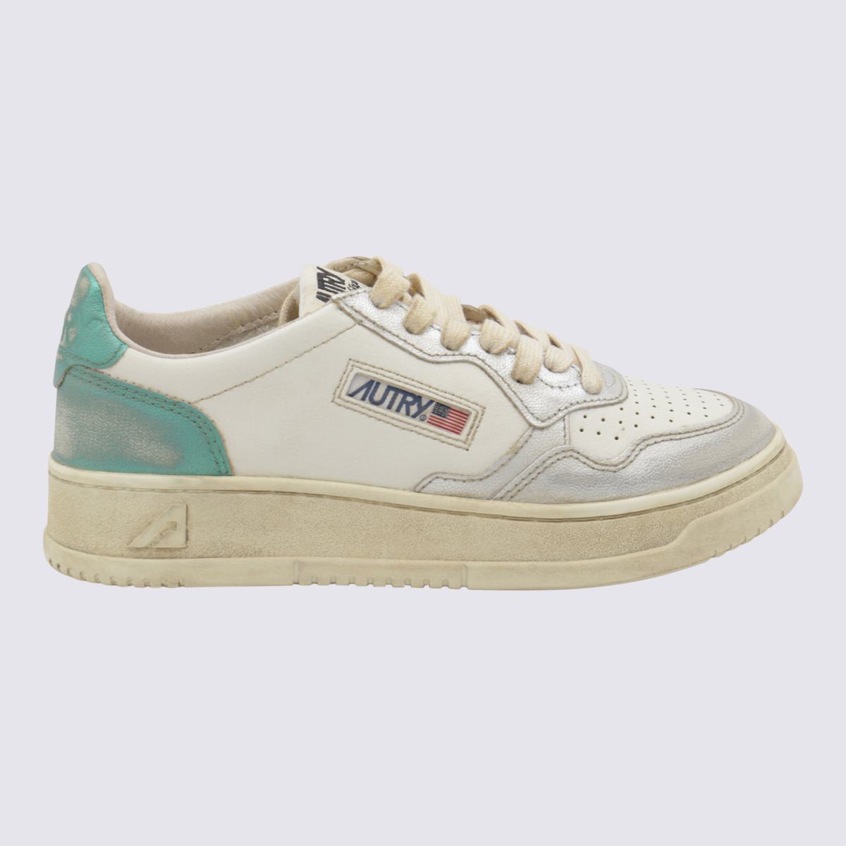 Autry vita och ljusblå metallsneakers