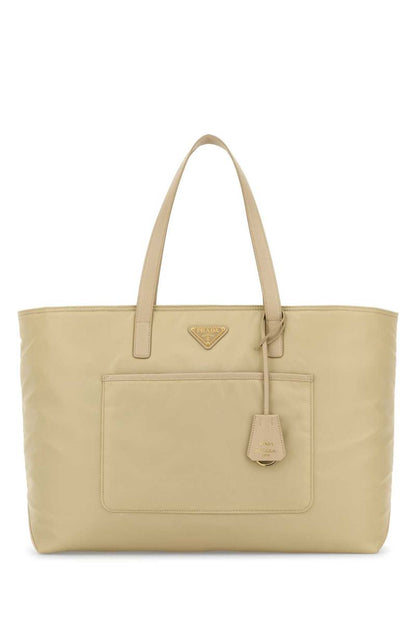 Prada handväskor.