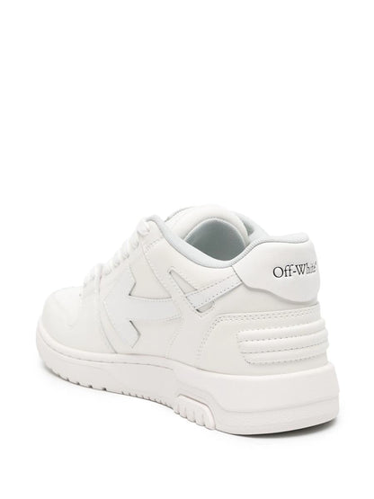 Off-white sneakers för kontoret för promenader