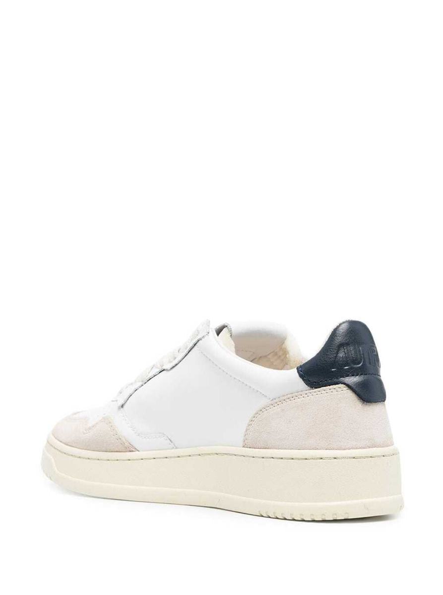 'Medalist' Vita Låga Sneakers Med Mockainsatser Och Kontrasterande Hälflik I Läder Herr