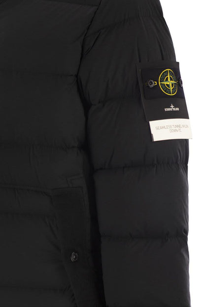 Stone Island dunjacka med huva och sömlösa, droppsäkra fjäderkanaler
