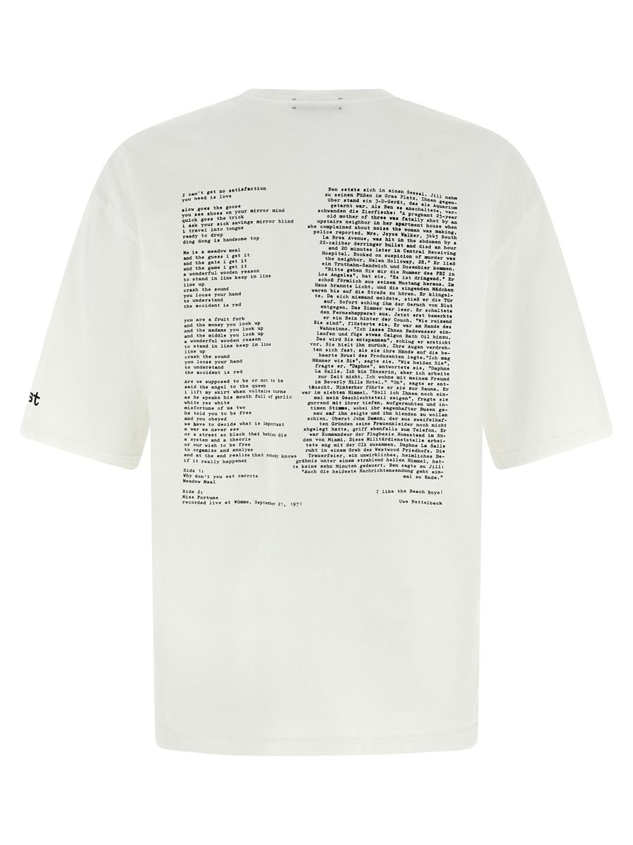 Undercover-tryckt t-shirt