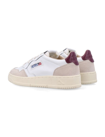 Autry Medalist Low Damsneakers i vitt och vinrött mocka och läder