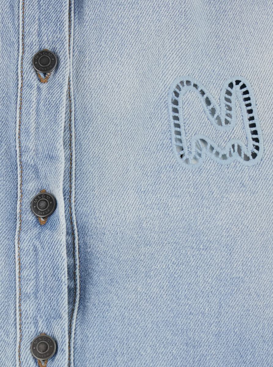Ljusblå kort skjorta med logotyp framtill och perforerade detaljer i denim för kvinnor
