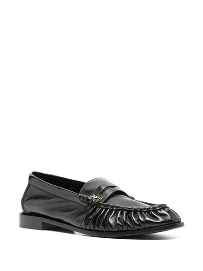 Saint Laurent Le Loafer Smidiga I Glänsande Läderskor