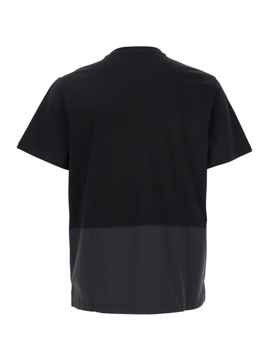 Svart t-shirt med rund hals och logotyp framtill i bomullsmodell med 'Clint'-logotyp