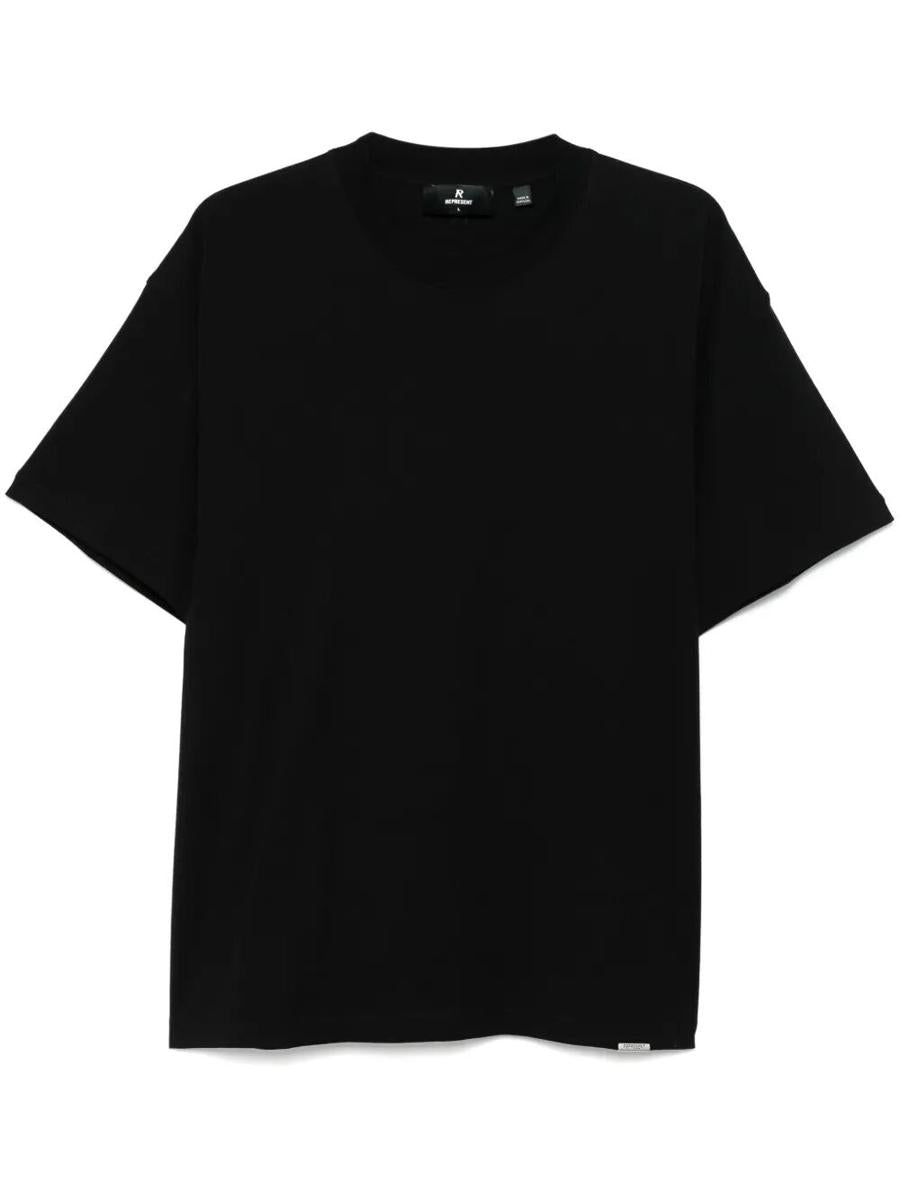 Representerar "Initial Oversized" T-shirtkläder