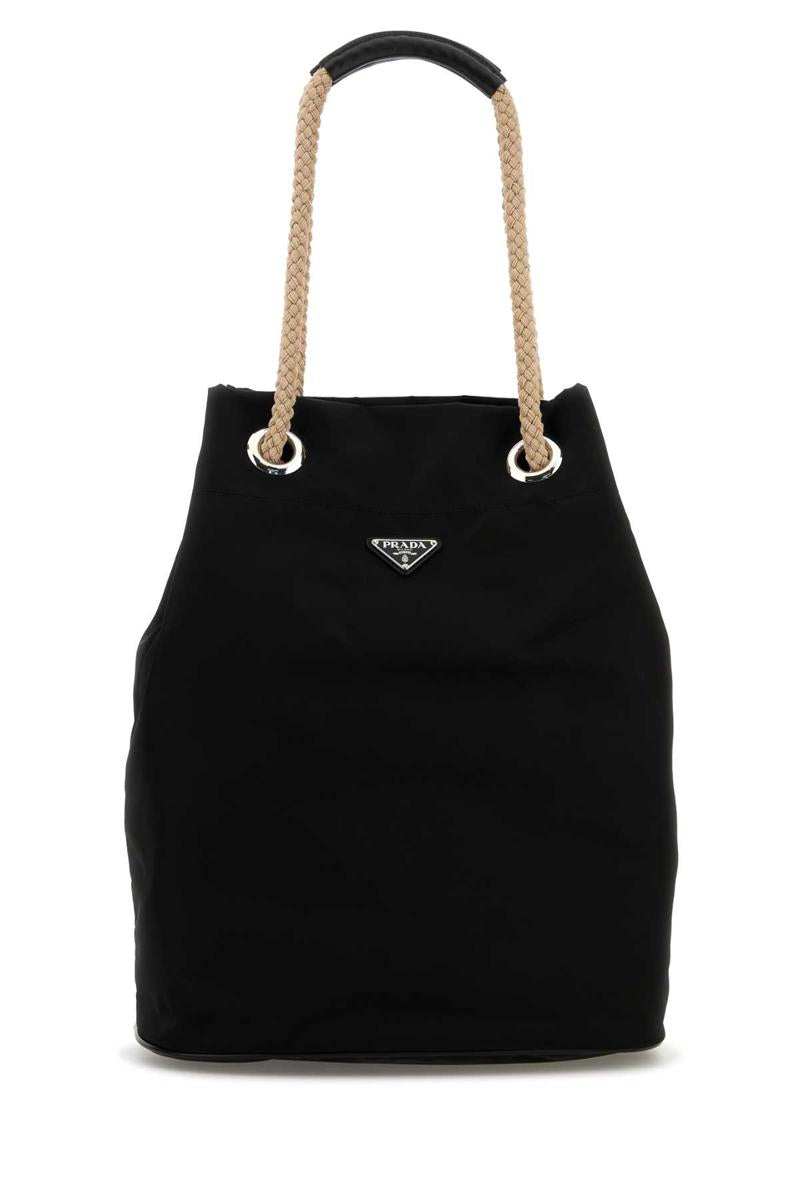 Prada handväskor.