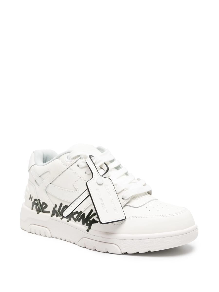 Off-white sneakers för kontoret för promenader