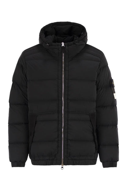 Stone Island dunjacka med huva och sömlösa, droppsäkra fjäderkanaler