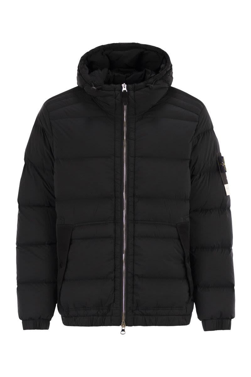 Stone Island dunjacka med huva och sömlösa, droppsäkra fjäderkanaler