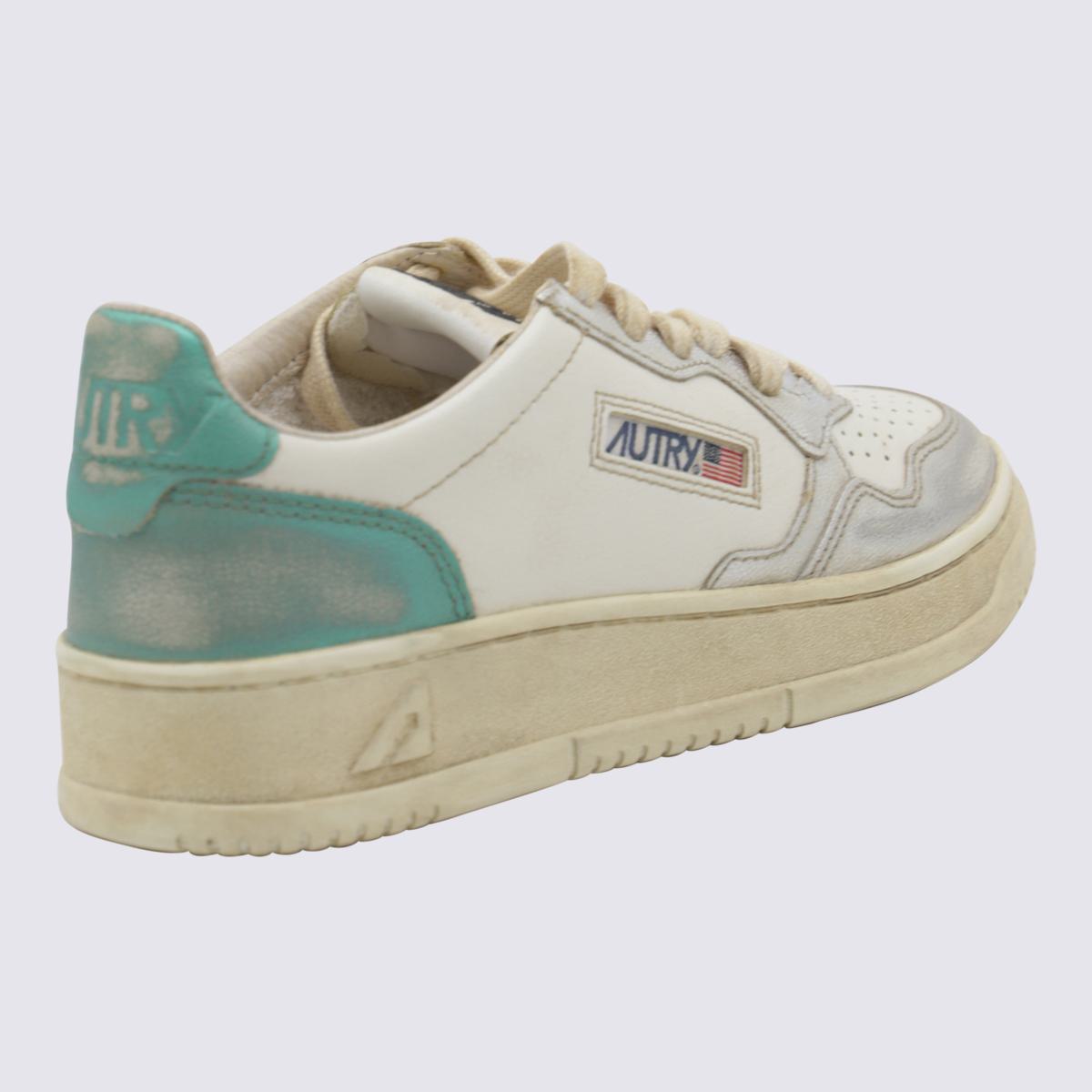 Autry vita och ljusblå metallsneakers