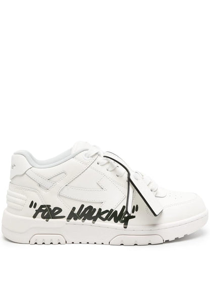 Off-white sneakers för kontoret för promenader