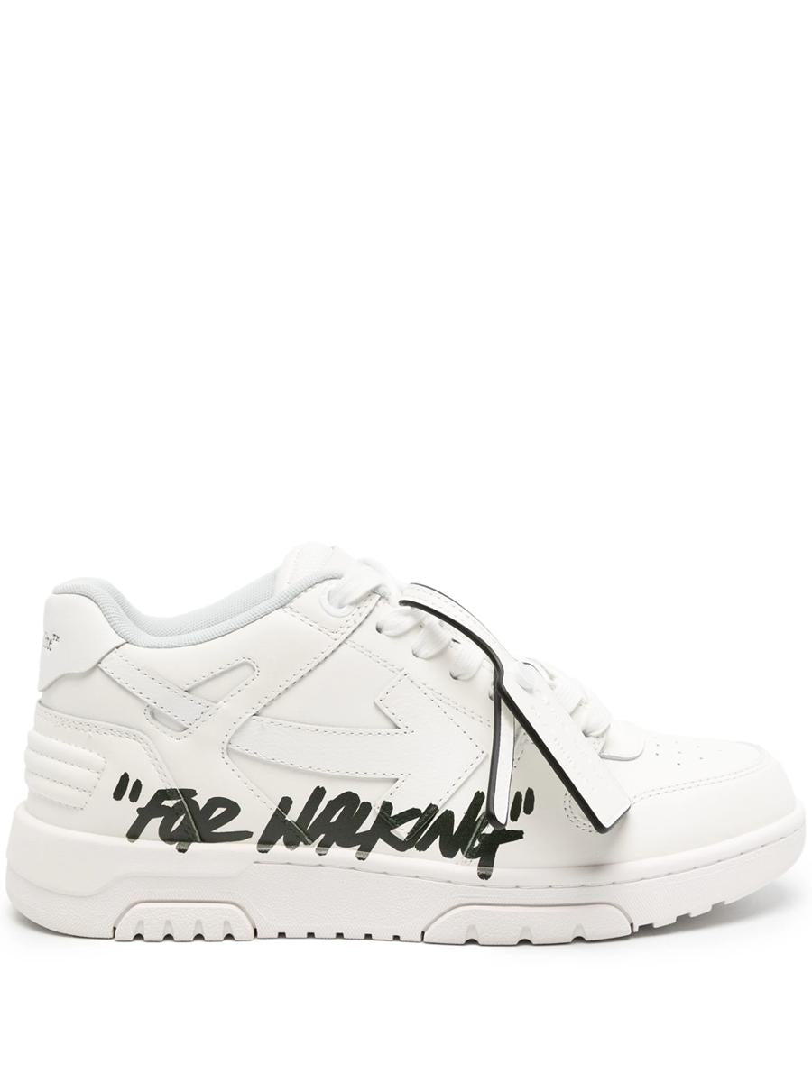 Off-white sneakers för kontoret för promenader