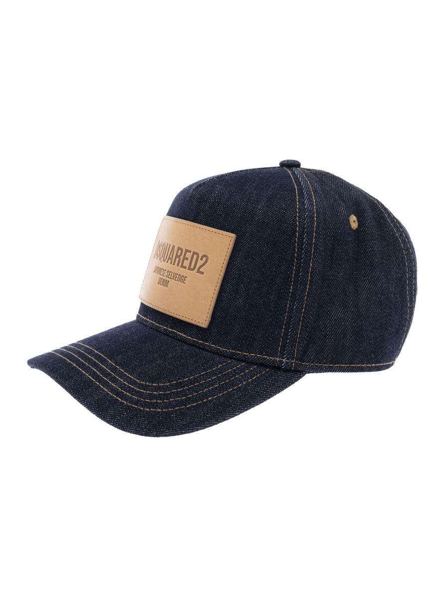 Blå basebollkeps med logotypmärke framtill och logotypskrift baktill i Denim Man