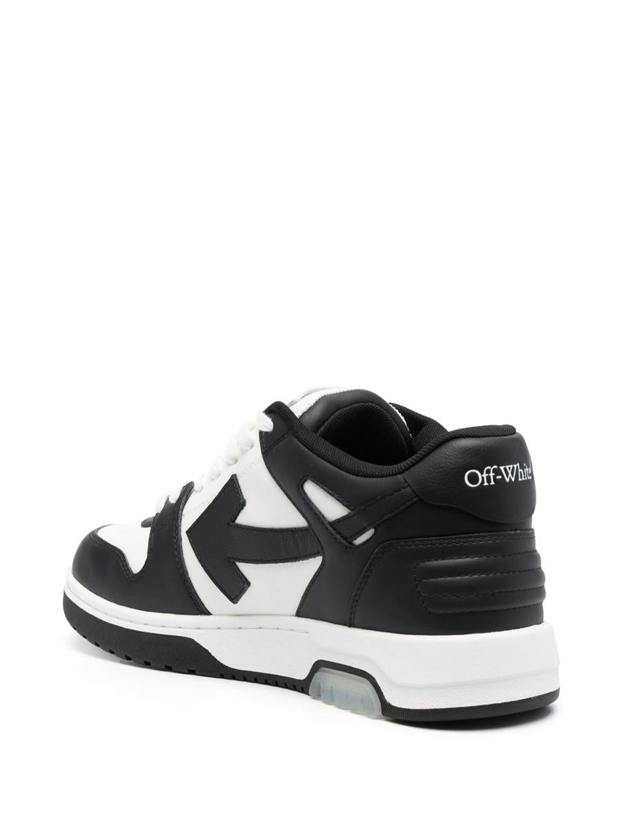 Off-white sneakers för kontoret