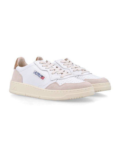 Autry Medalist låga sneakers i vitt och brunt socker