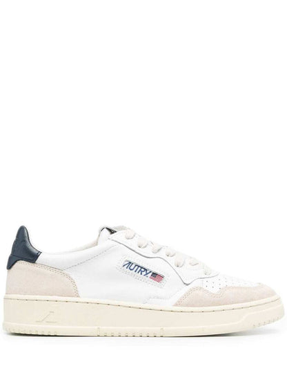 'Medalist' Vita Låga Sneakers Med Mockainsatser Och Kontrasterande Hälflik I Läder Herr