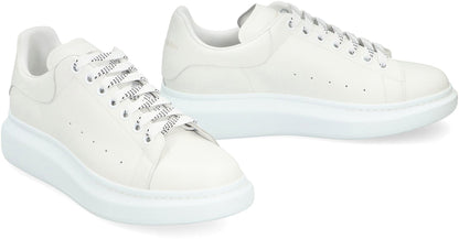 Alexander McQueen Lädersneakers i grovt läder