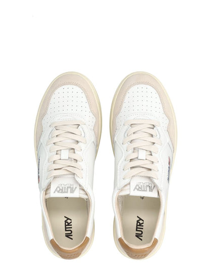 Autry Medalist låga sneakers i vitt och brunt socker