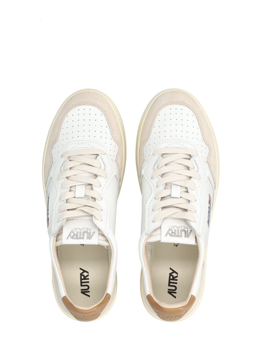 Autry Medalist låga sneakers i vitt och brunt socker