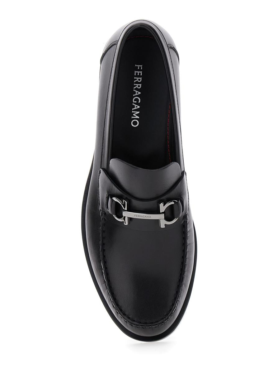 Svarta loafers med Gancini framtill i läder