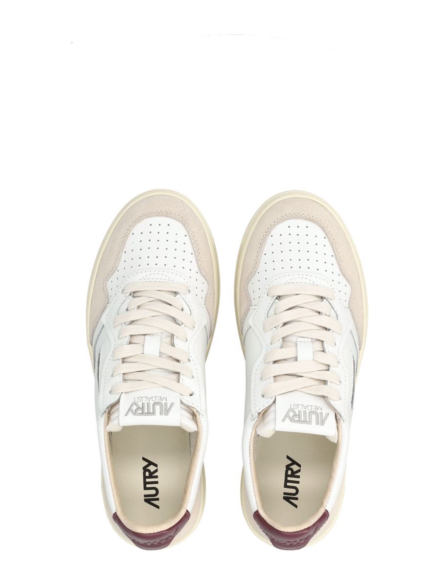 Autry Medalist Low Damsneakers i vitt och vinrött mocka och läder