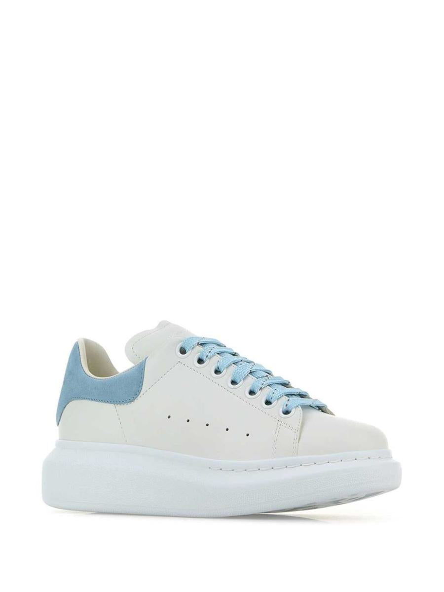 Alexander McQueen Oversize Sneakers i vitt och ljusblått kalvskinn
