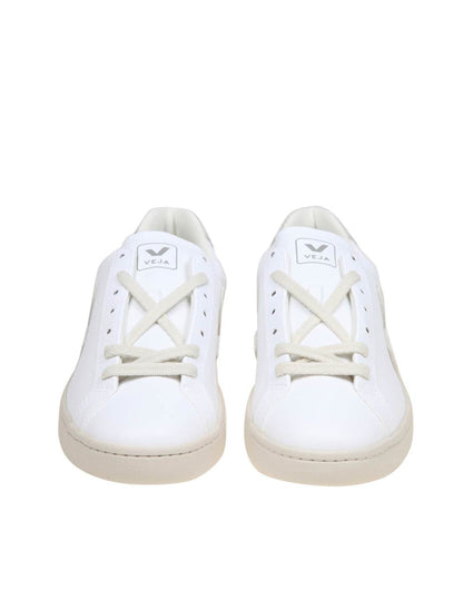 Veja Sneakers i belagd ekologisk bomull