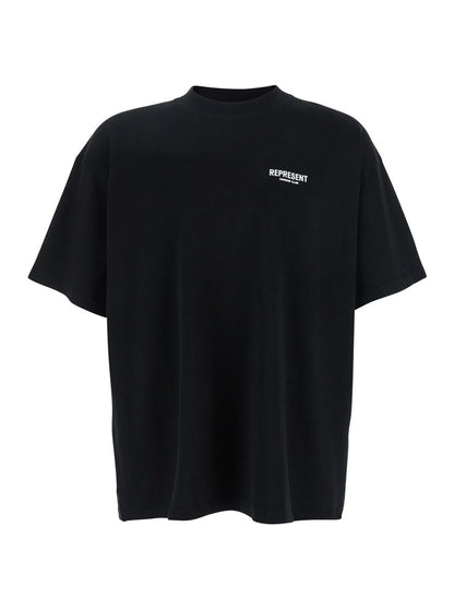 Svart t-shirt med logotyp framtill och maxi-logotyp baktill i bomullsmodell