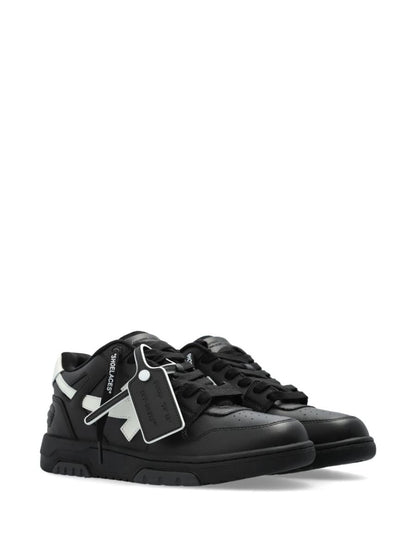 Off-white sneakers för kontoret