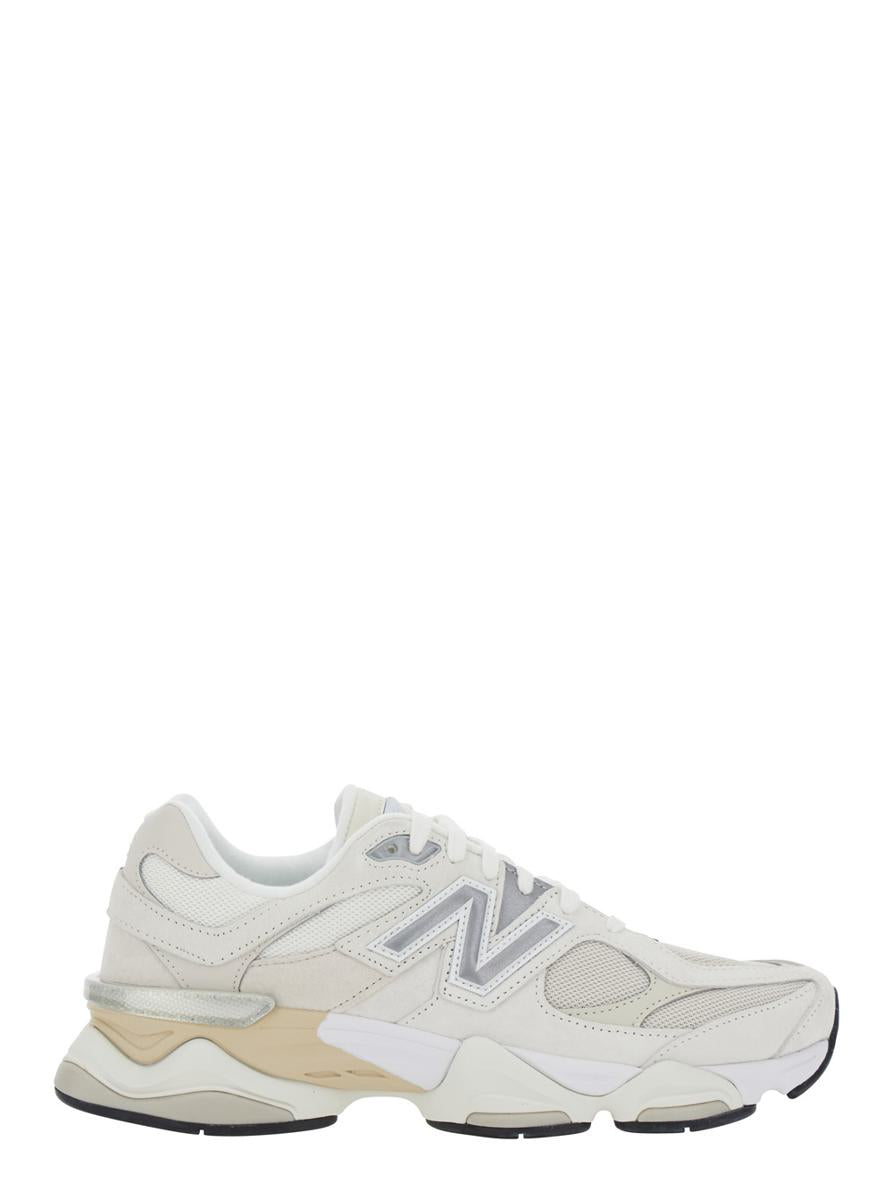 '9060' Vita Sneakers Med Sidologotyp Och Grov Sula I Mocka Unisex