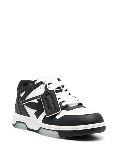 Off-white sneakers för kontoret