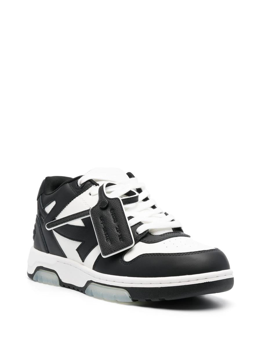 Off-white sneakers för kontoret