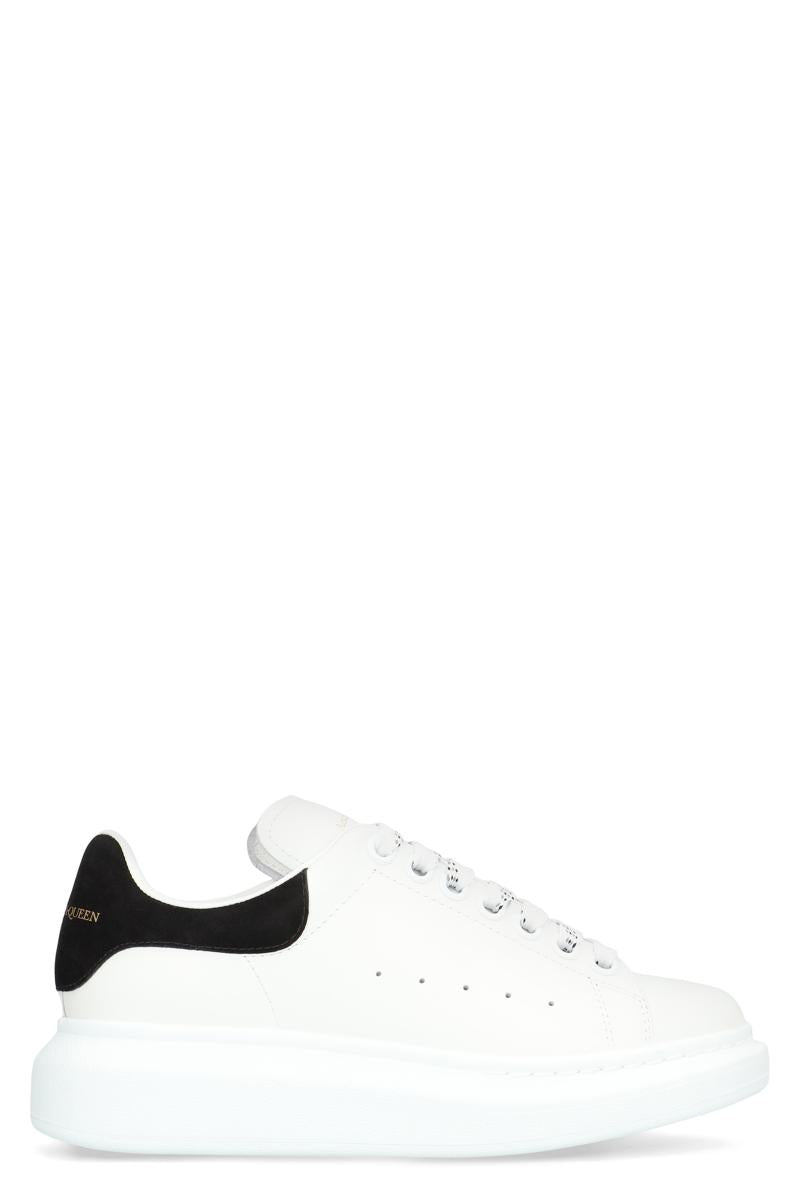 Alexander McQueen Lädersneakers i grovt läder